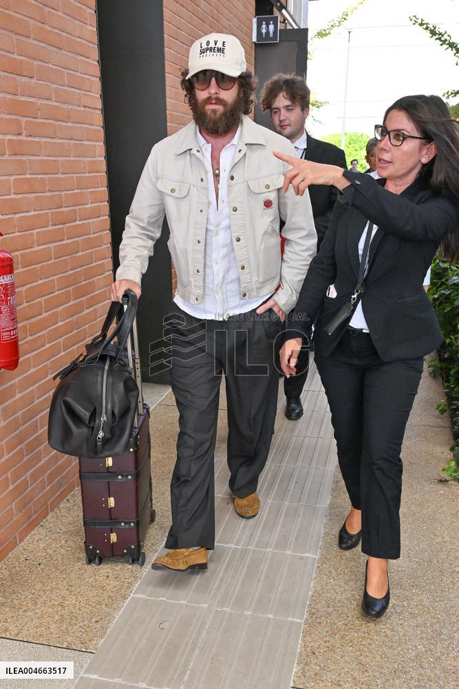 Venice Aaron Taylor Johnson Airport Arrivals JR