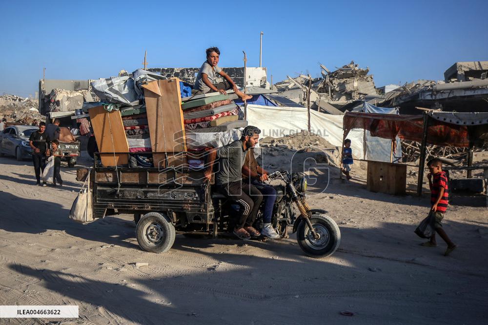 Palestinians Fleeing to South Gaza Strip