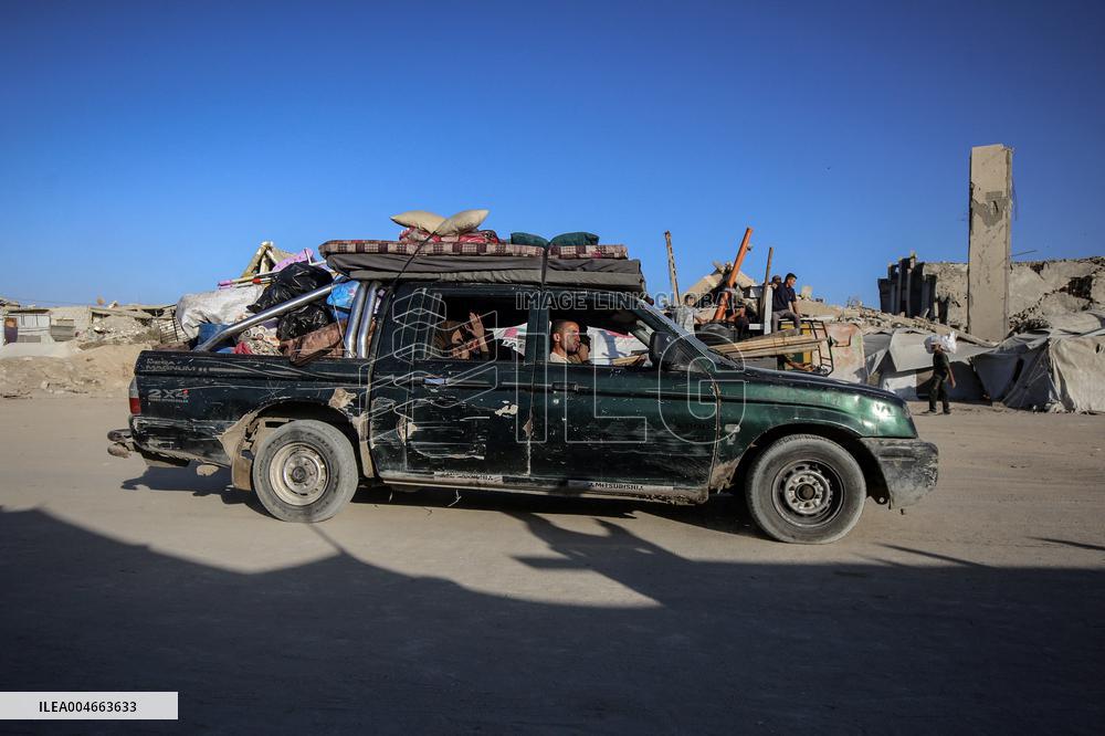 Palestinians Fleeing to South Gaza Strip