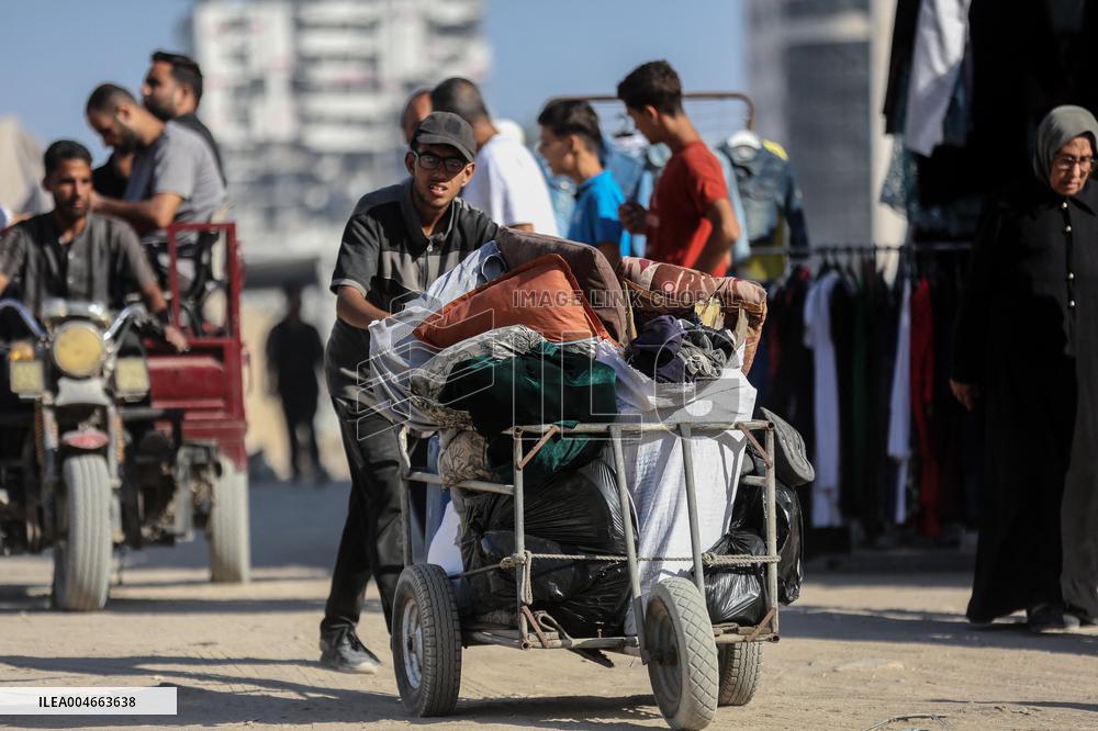 Palestinians Fleeing to South Gaza Strip