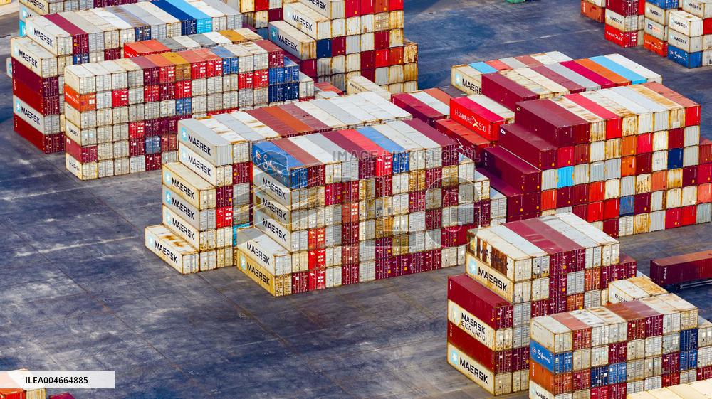 Qingdao Free Trade Zone Container Yard
?