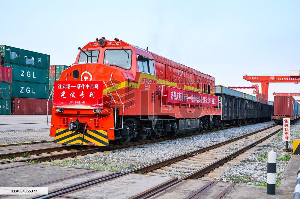 China - Kazakhstan Base First PV Special Train
?
