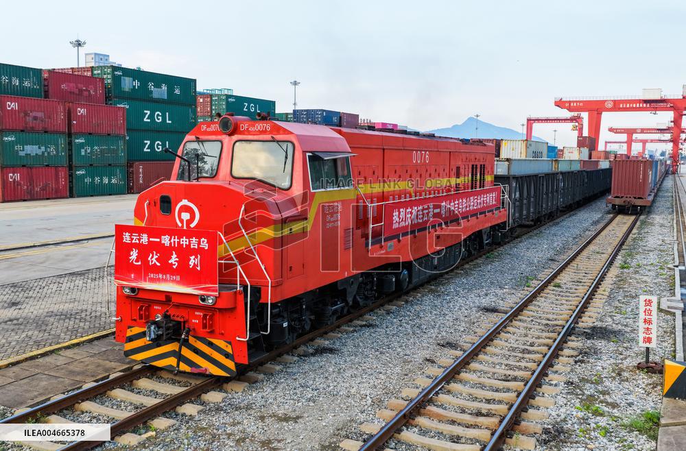 China - Kazakhstan Base First PV Special Train
?