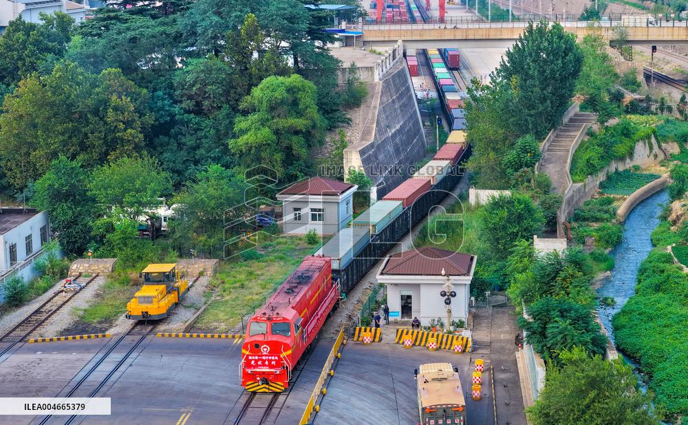 China - Kazakhstan Base First PV Special Train
?