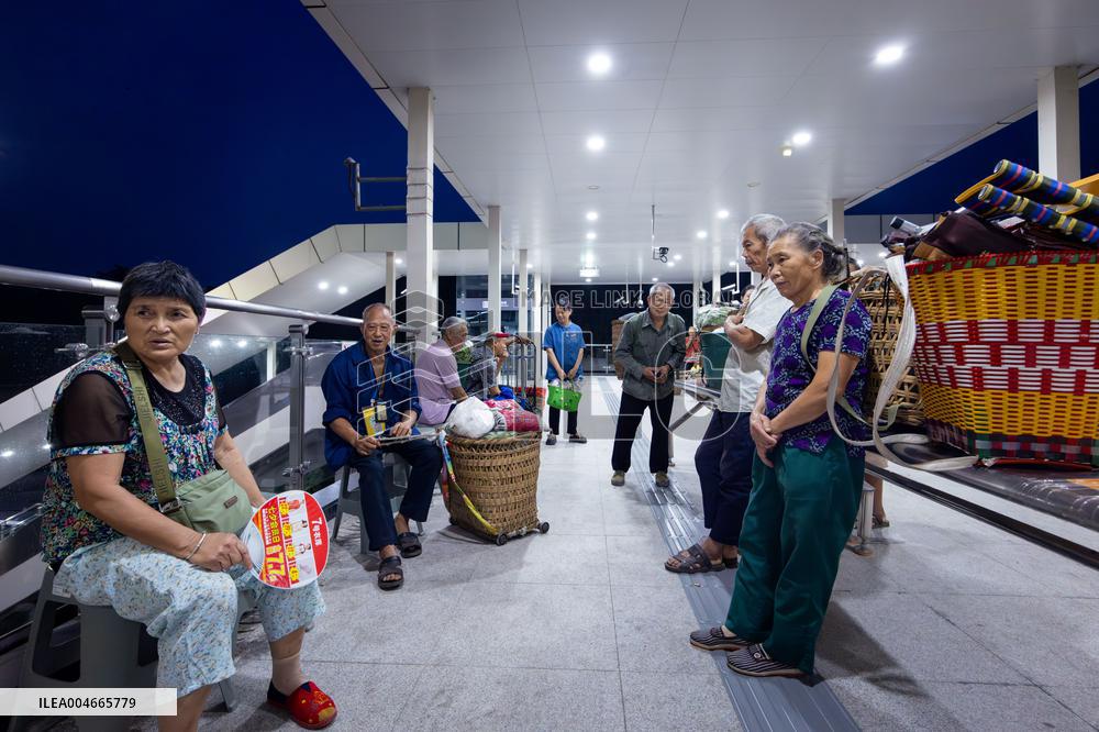 Vegetable Farmers Take Metro to Sell Vegetables in Chongqing