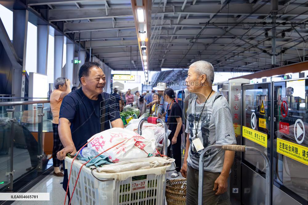 Vegetable Farmers Take Metro to Sell Vegetables in Chongqing