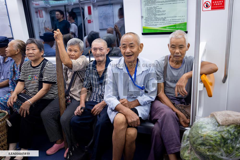 Vegetable Farmers Take Metro to Sell Vegetables in Chongqing