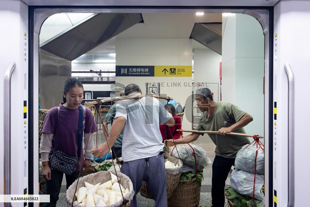 Vegetable Farmers Take Metro to Sell Vegetables in Chongqing