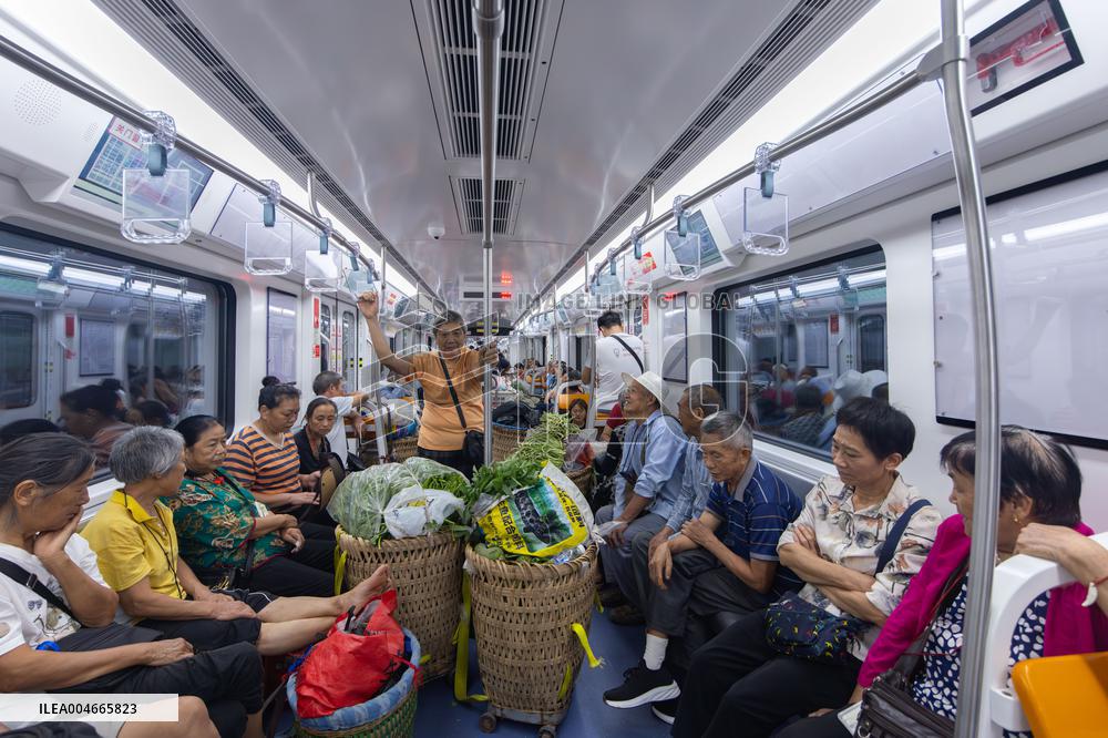 Vegetable Farmers Take Metro to Sell Vegetables in Chongqing