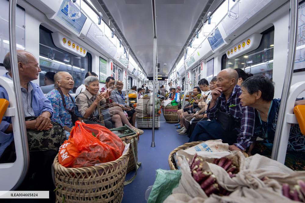 Vegetable Farmers Take Metro to Sell Vegetables in Chongqing