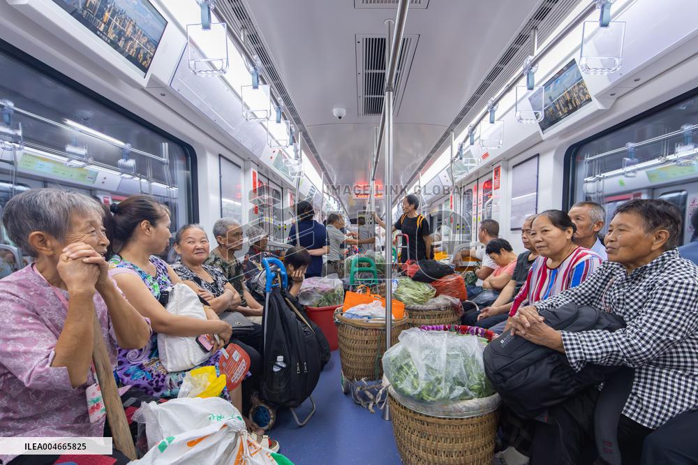 Vegetable Farmers Take Metro to Sell Vegetables in Chongqing