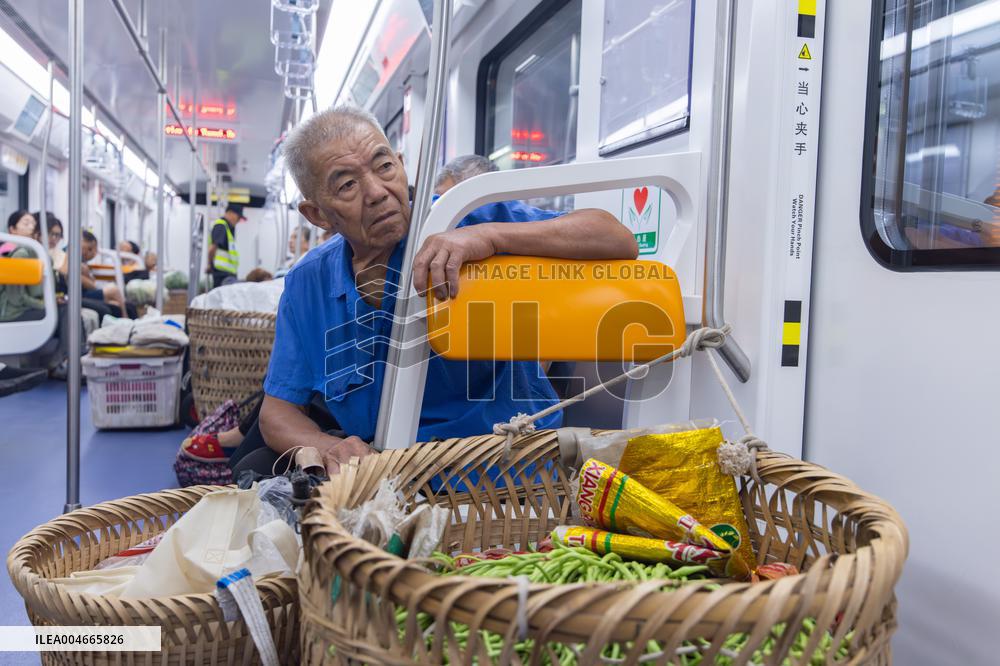 Vegetable Farmers Take Metro to Sell Vegetables in Chongqing
