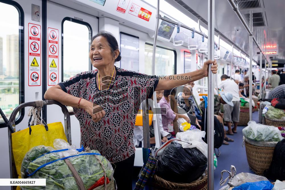 Vegetable Farmers Take Metro to Sell Vegetables in Chongqing