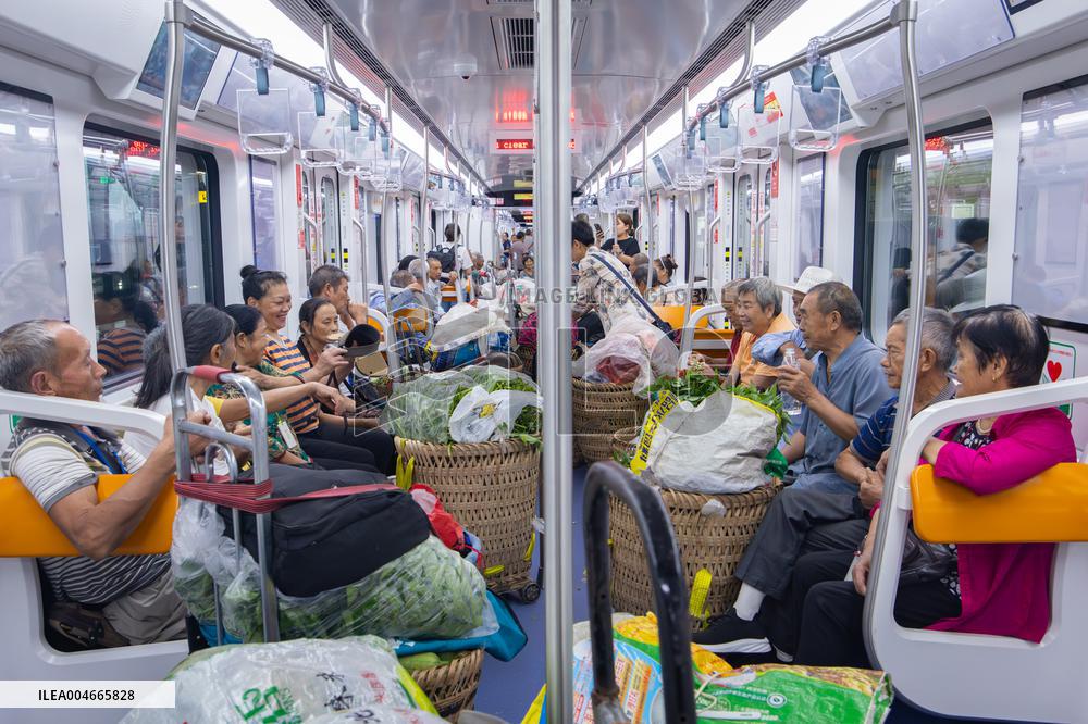 Vegetable Farmers Take Metro to Sell Vegetables in Chongqing