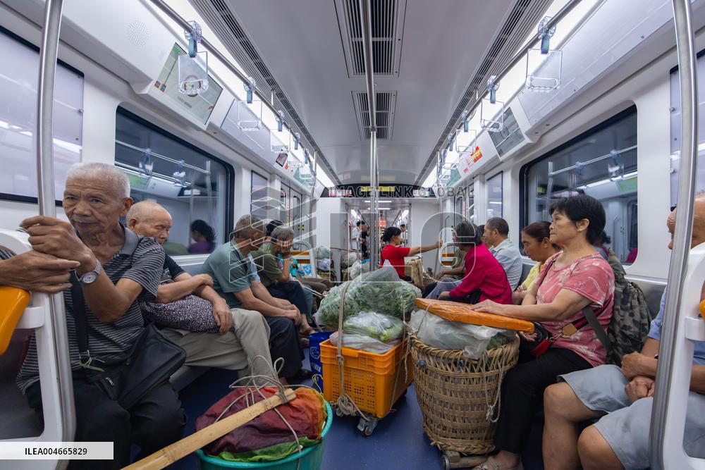 Vegetable Farmers Take Metro to Sell Vegetables in Chongqing