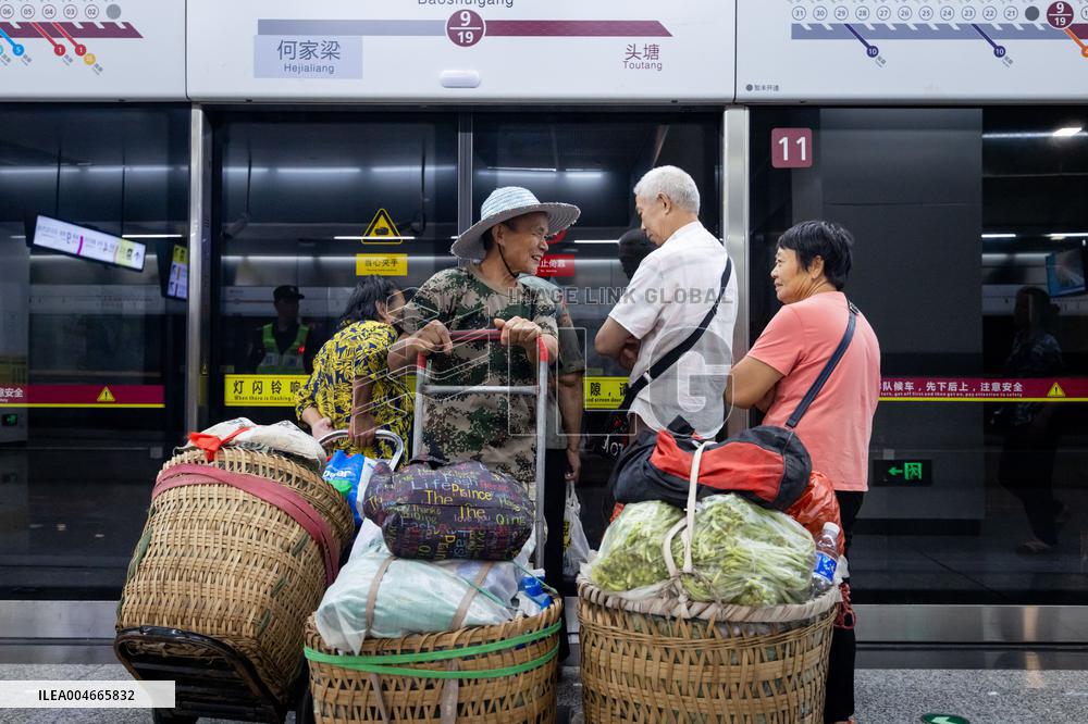 Vegetable Farmers Take Metro to Sell Vegetables in Chongqing