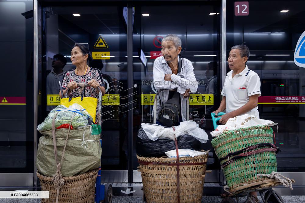 Vegetable Farmers Take Metro to Sell Vegetables in Chongqing