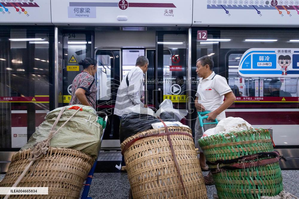 Vegetable Farmers Take Metro to Sell Vegetables in Chongqing