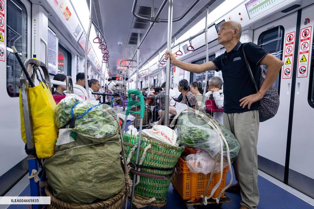 Vegetable Farmers Take Metro to Sell Vegetables in Chongqing