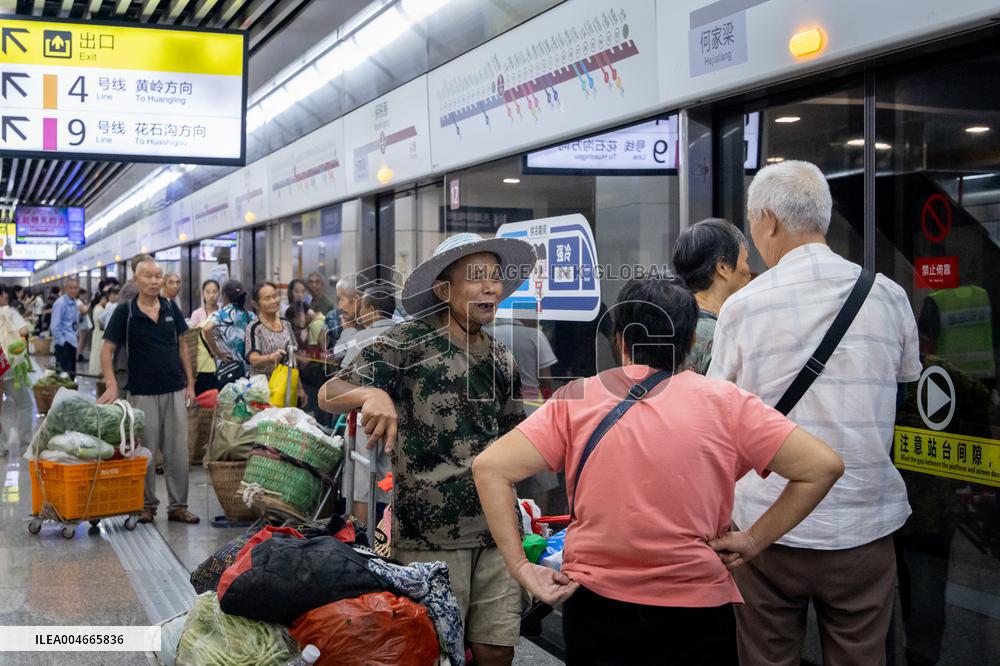 Vegetable Farmers Take Metro to Sell Vegetables in Chongqing