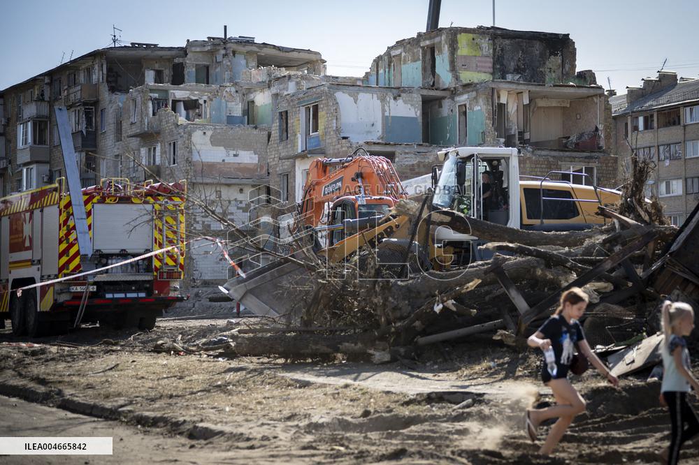 Zelenskyy Paid Tribute to the Victims of the Russian Strike in Kyiv - Ukraine