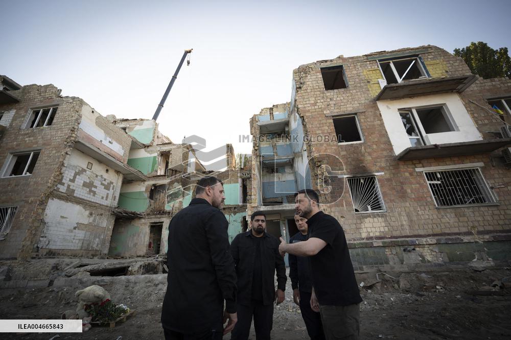 Zelenskyy Paid Tribute to the Victims of the Russian Strike in Kyiv - Ukraine