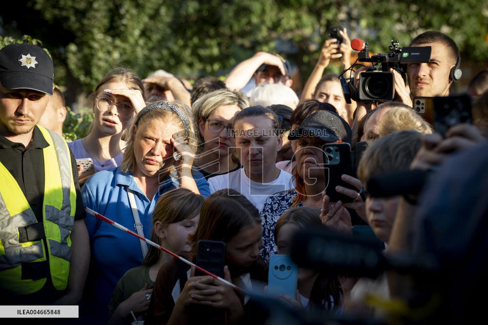 Zelenskyy Paid Tribute to the Victims of the Russian Strike in Kyiv - Ukraine