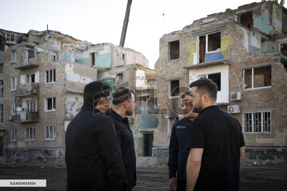 Zelenskyy Paid Tribute to the Victims of the Russian Strike in Kyiv - Ukraine