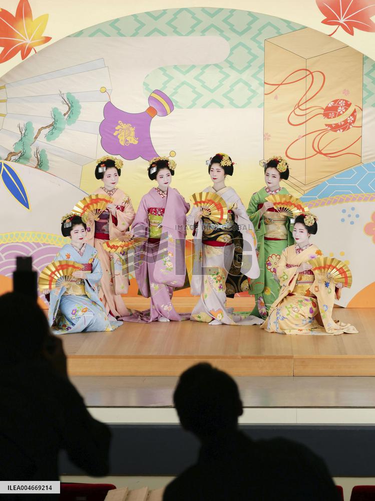 Maiko entertainers photo shoot