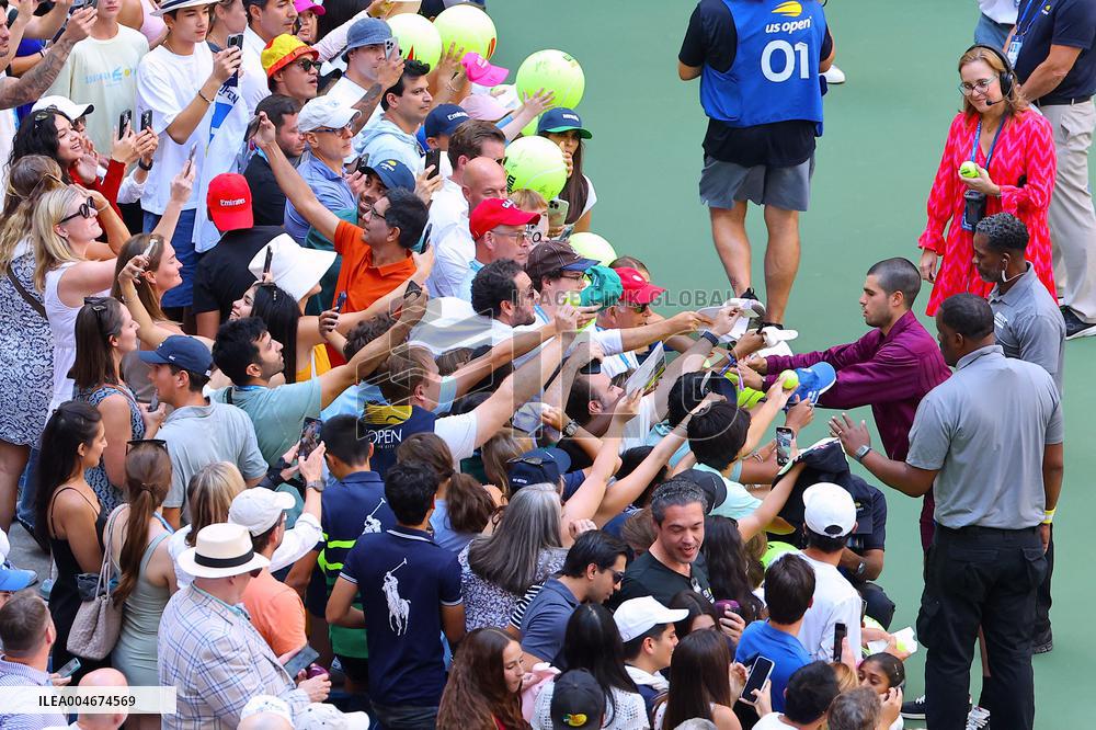 Carlos Alcaraz With Fans At The US Open - NYC