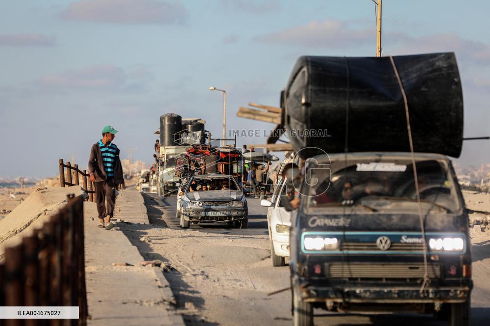 Palestinians Fleeing from The North of The Gaza Strip