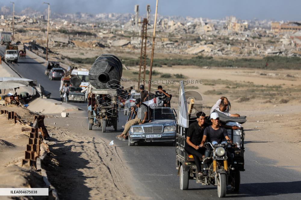 Palestinians Fleeing from The North of The Gaza Strip