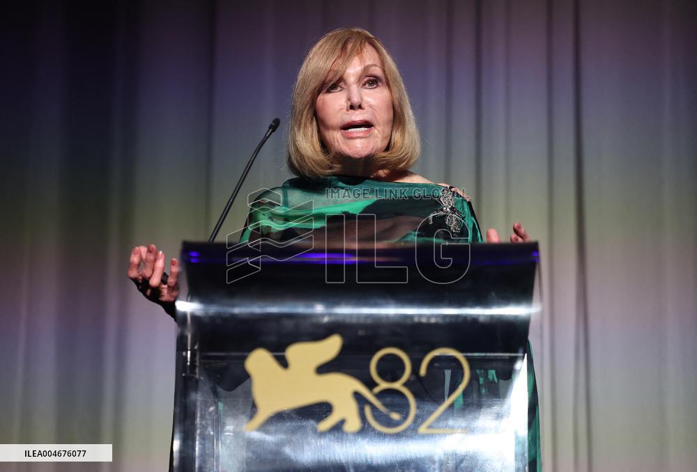 Venice - Kim Novak Receives Kim Novak Golden Lion for Lifetime Achievement