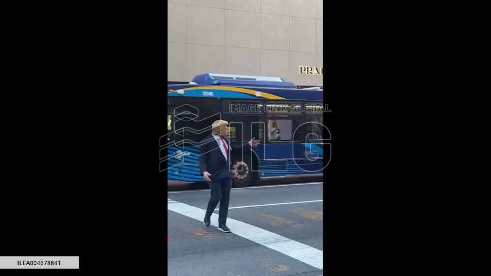 US: Man in Trump Mask Directs Traffic on Fifth Avenue