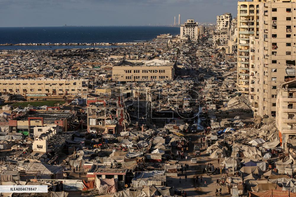 Displaced Palestinians On Al-Rasheed Street - Gaza City