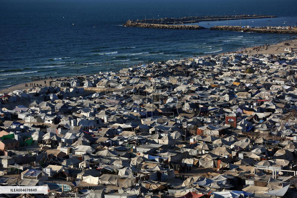 Displaced Palestinians On Al-Rasheed Street - Gaza City
