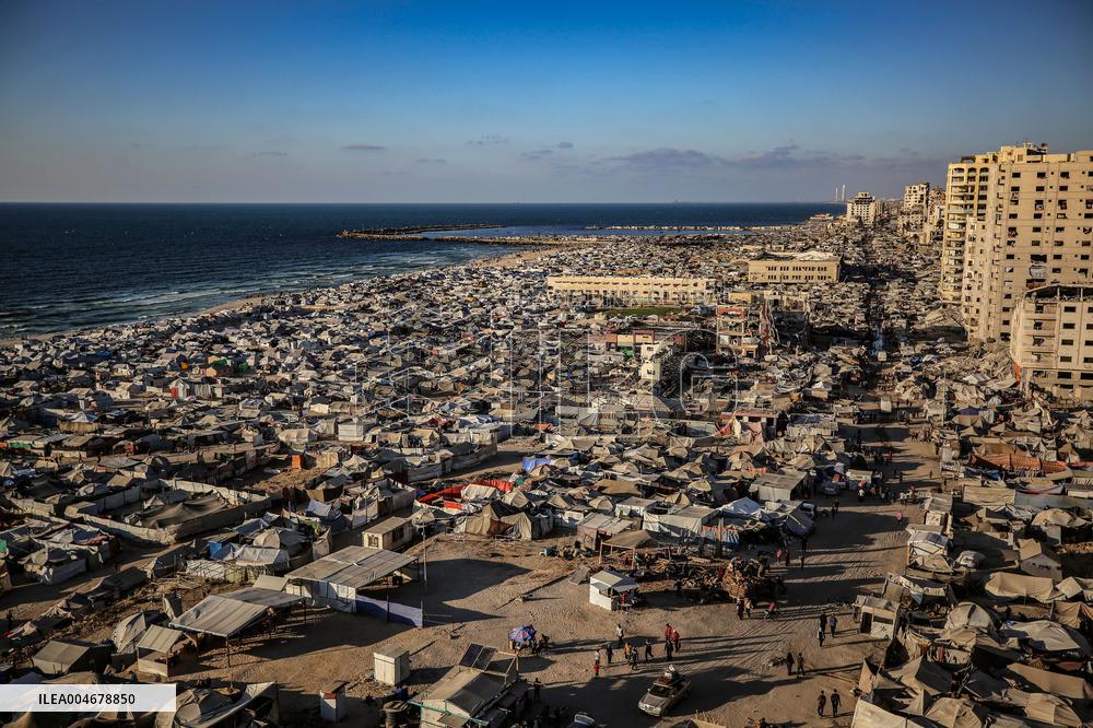 Displaced Palestinians On Al-Rasheed Street - Gaza City
