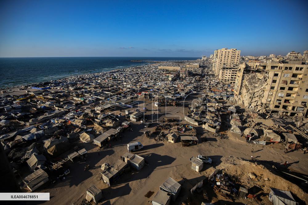 Displaced Palestinians On Al-Rasheed Street - Gaza City