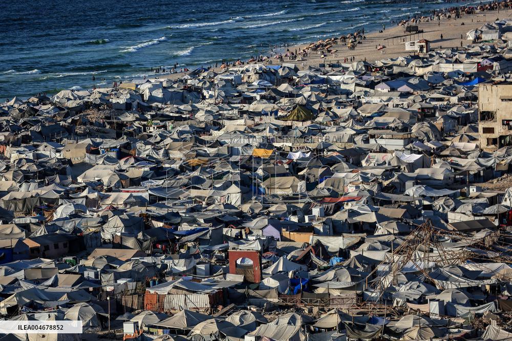 Displaced Palestinians On Al-Rasheed Street - Gaza City