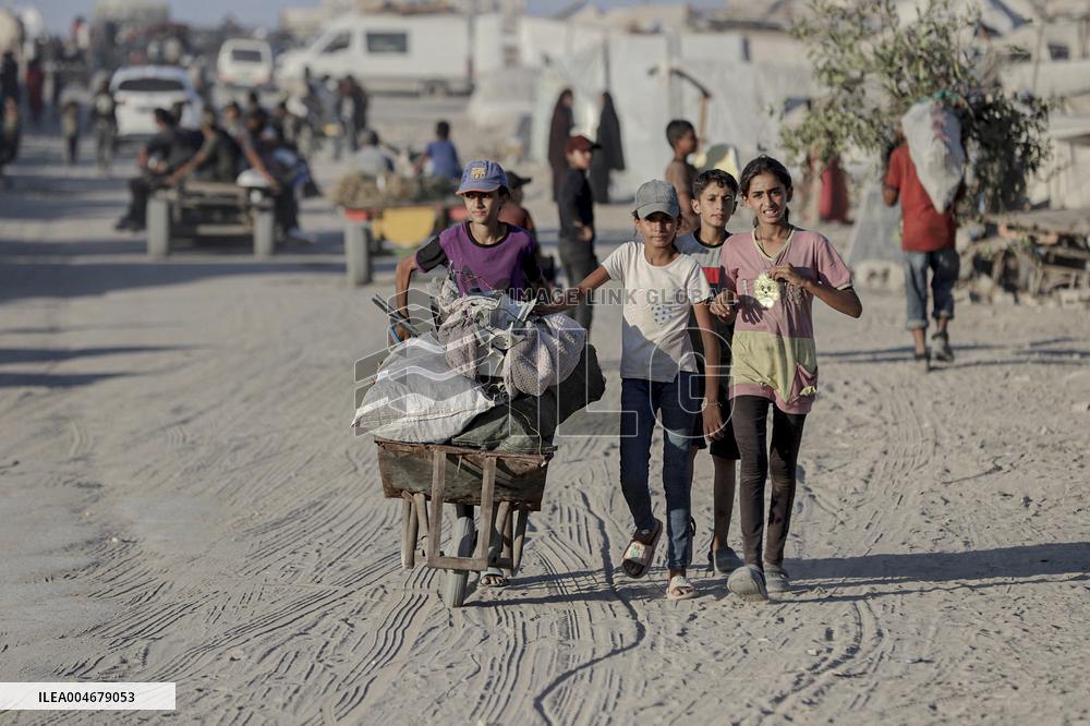 Gaza Civilians Flee Amid Israeli Offensive - Palestine