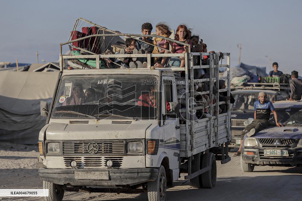 Gaza Civilians Flee Amid Israeli Offensive - Palestine