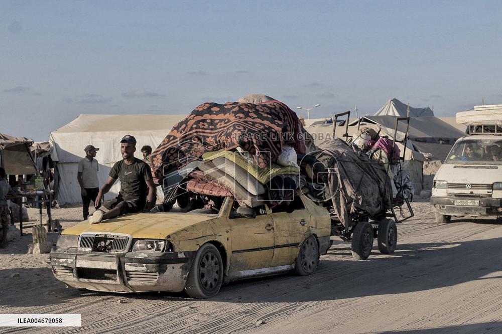 Gaza Civilians Flee Amid Israeli Offensive - Palestine