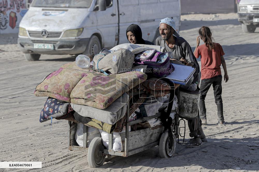 Gaza Civilians Flee Amid Israeli Offensive - Palestine