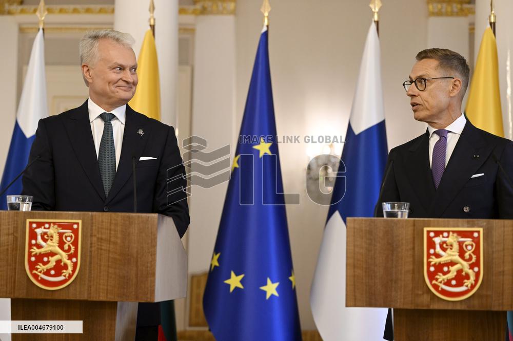 Liettuan presidentti Gitanas Naus da on vierailulla Suomessa, mediatilaisuus