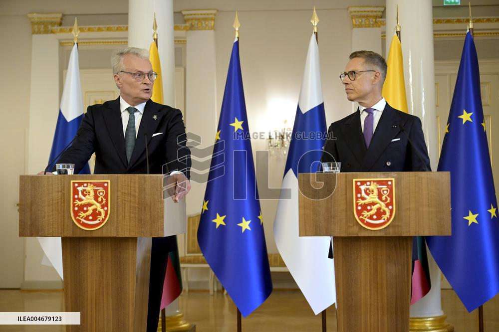 Liettuan presidentti Gitanas Naus da on vierailulla Suomessa, mediatilaisuus