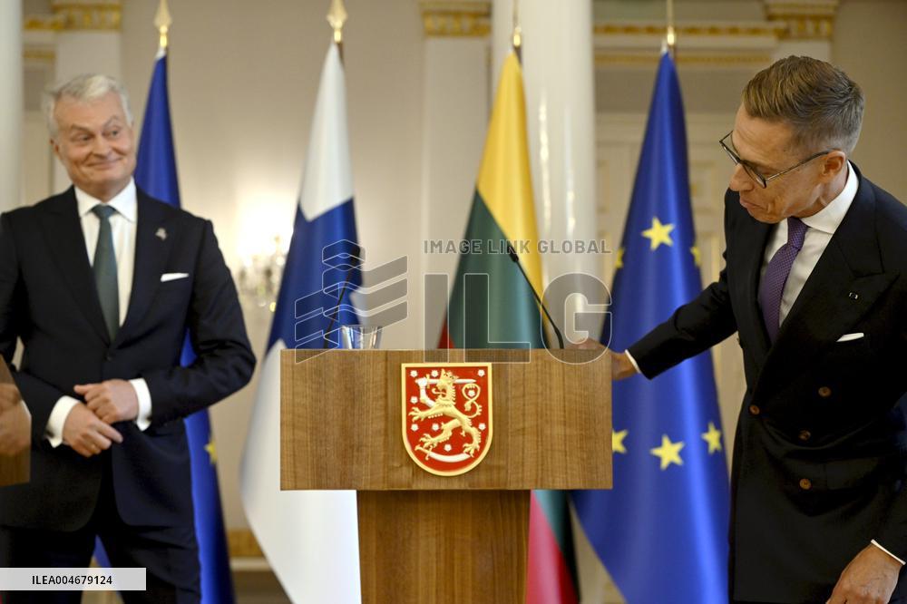 Liettuan presidentti Gitanas Naus da on vierailulla Suomessa, mediatilaisuus