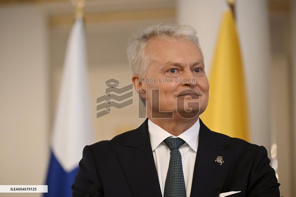 Liettuan presidentti Gitanas Naus da on vierailulla Suomessa, mediatilaisuus