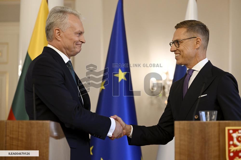 Liettuan presidentti Gitanas Naus da on vierailulla Suomessa, mediatilaisuus