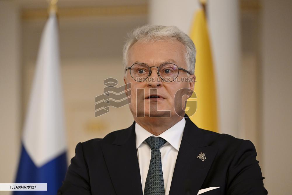 Liettuan presidentti Gitanas Naus da on vierailulla Suomessa, mediatilaisuus