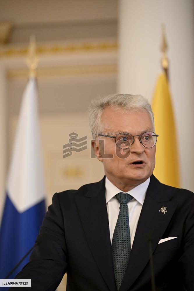 Liettuan presidentti Gitanas Naus da on vierailulla Suomessa, mediatilaisuus